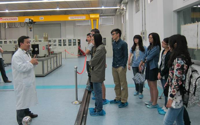 刘起高工向来访代表团介绍西安3MV加速器质谱仪