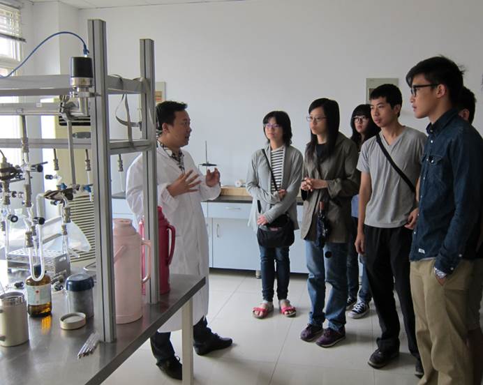 刘起高工向来访代表团介绍14C样品制备系统